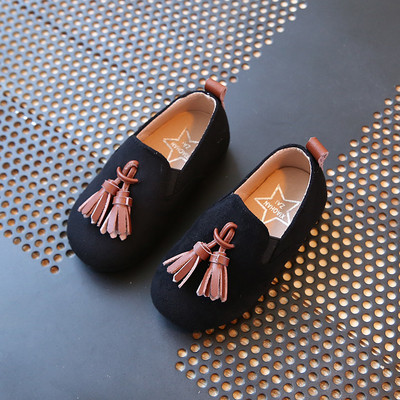 Παιδικά μοκασίνια κατάλληλα για τη  καθημερινή ζψή  για κορίτσια με φούντα σε τρία χρώματα