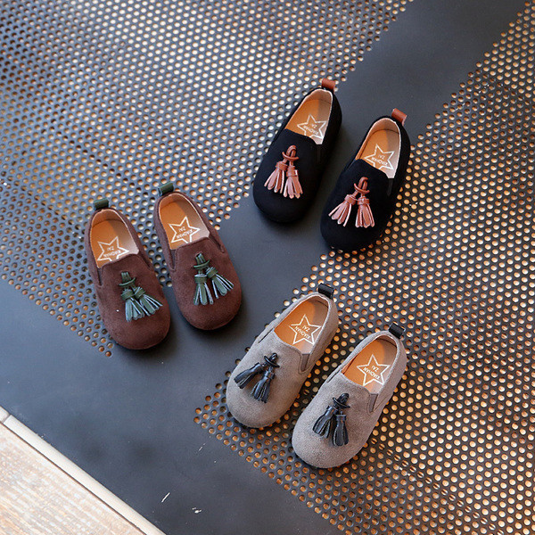 Παιδικά μοκασίνια κατάλληλα για τη  καθημερινή ζψή  για κορίτσια με φούντα σε τρία χρώματα