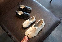 Παιδικά μοκασίνια για κορίτσια, κατάλληλα για καθημερινή ζωή σε λευκό και μαύρο χρώμα