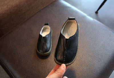 Παιδικά μοκασίνια για κορίτσια, κατάλληλα για καθημερινή ζωή σε λευκό και μαύρο χρώμα