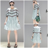 Κομψό γυναικείο φόρεμα σε ένα ελεύθερο μοτίβο μήκος γόνατο και 3/4 μανίκια