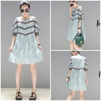 Κομψό γυναικείο φόρεμα σε ένα ελεύθερο μοτίβο μήκος γόνατο και 3/4 μανίκια