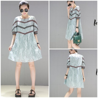 Κομψό γυναικείο φόρεμα σε ένα ελεύθερο μοτίβο μήκος γόνατο και 3/4 μανίκια