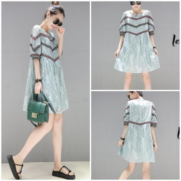 Κομψό γυναικείο φόρεμα σε ένα ελεύθερο μοτίβο μήκος γόνατο και 3/4 μανίκια