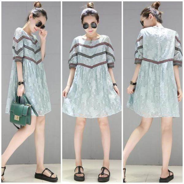 Κομψό γυναικείο φόρεμα σε ένα ελεύθερο μοτίβο μήκος γόνατο και 3/4 μανίκια