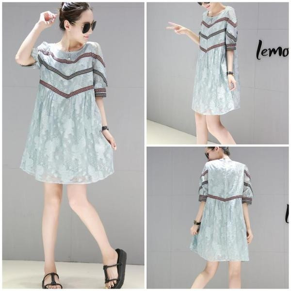 Κομψό γυναικείο φόρεμα σε ένα ελεύθερο μοτίβο μήκος γόνατο και 3/4 μανίκια