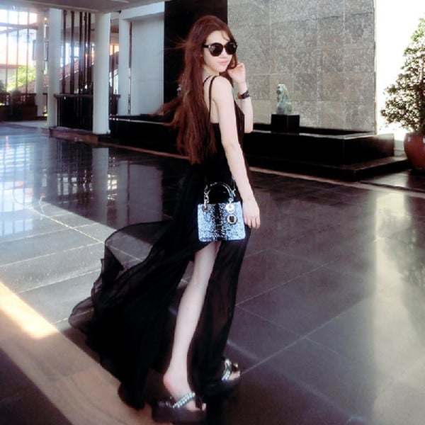 Hosszú női ruha szabad modellben, fekete színben, hasítékkal