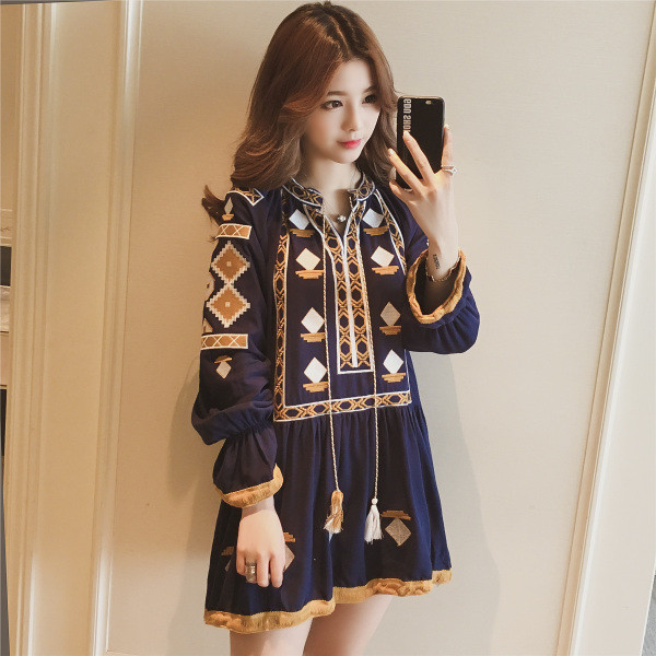 Nyári női ruha hosszú ujjal, szabad stílusban, etnikai motívumokkal