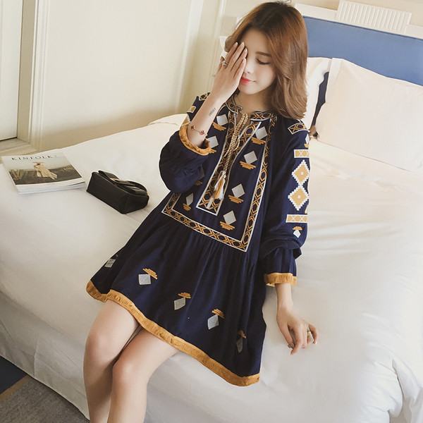 Nyári női ruha hosszú ujjal, szabad stílusban, etnikai motívumokkal