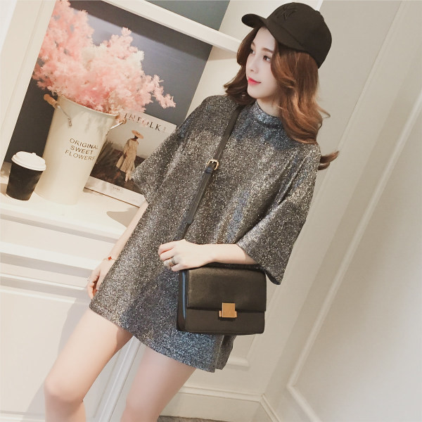 Κομψό γυαλιστερό γυναικείο φόρεμα με 3/4 μανίκια σε χαλαρό ύφος