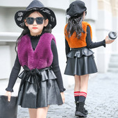 Stílusos gyerekruha két színben, V-nyakkal és derekán övvel