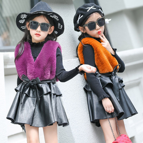 Stílusos gyerekruha két színben, V-nyakkal és derekán övvel