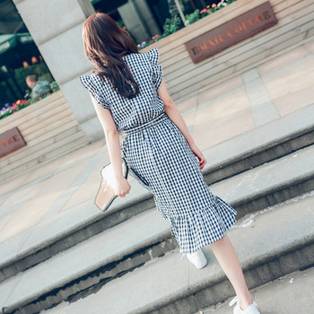 Modern lezser női hosszú ruha fodrokkal és kockás övvel