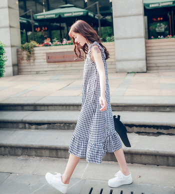 Modern lezser női hosszú ruha fodrokkal és kockás övvel