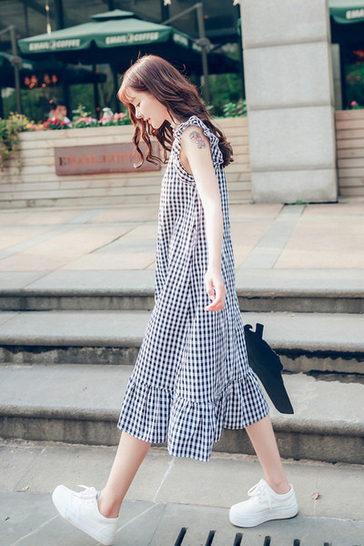 Modern lezser női hosszú ruha fodrokkal és kockás övvel