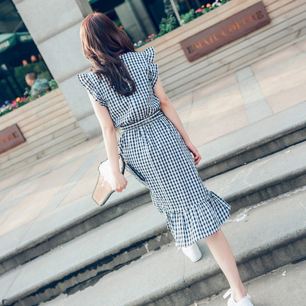 Modern lezser női hosszú ruha fodrokkal és kockás övvel