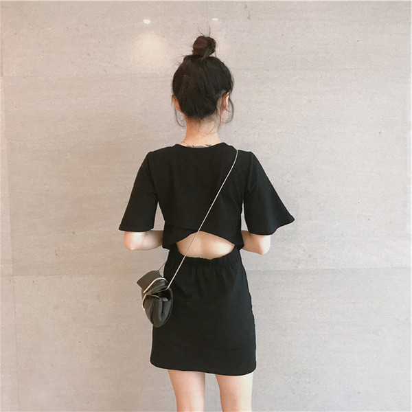 Stílusos rövid női ruha 3/4 ujjal fekete színben, látványos háttal