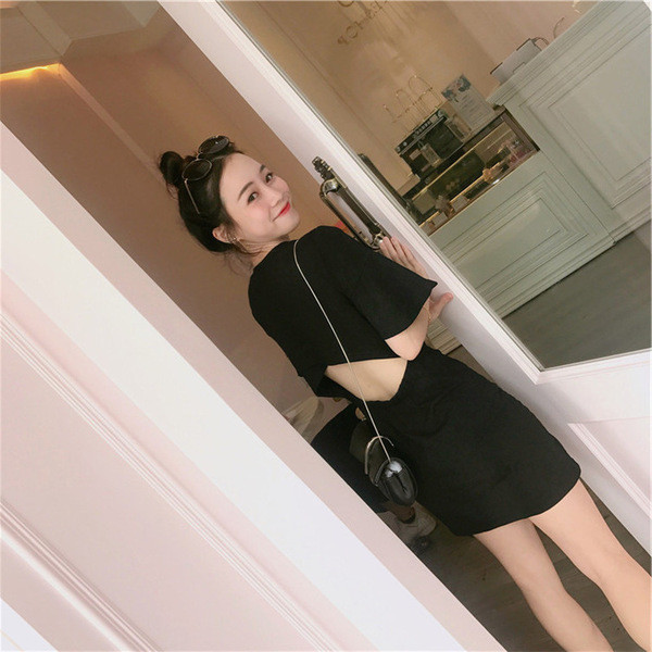 Stílusos rövid női ruha 3/4 ujjal fekete színben, látványos háttal