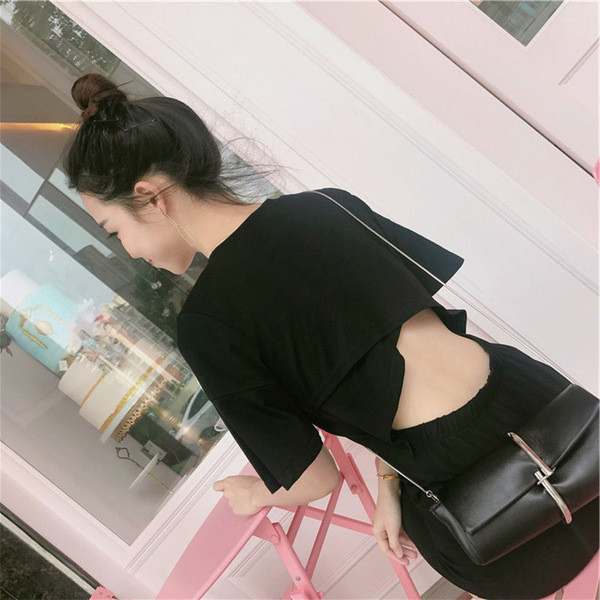 Stílusos rövid női ruha 3/4 ujjal fekete színben, látványos háttal