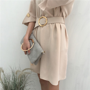 Elegáns női ruha széles modellben, bézs V-nyakkal