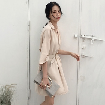 Elegáns női ruha széles modellben, bézs V-nyakkal