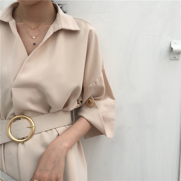 Elegáns női ruha széles modellben, bézs V-nyakkal