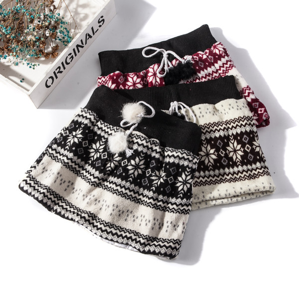 Детска пола в три цвята с връзки и пух