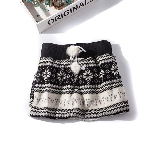 Детска пола в три цвята с връзки и пух