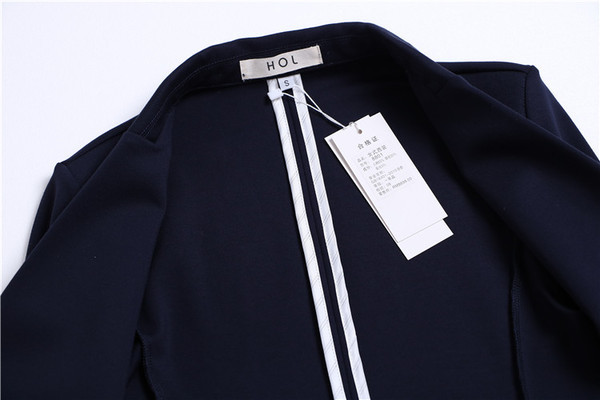 Sportos-elegáns rövid női kabát fekete és kék színben