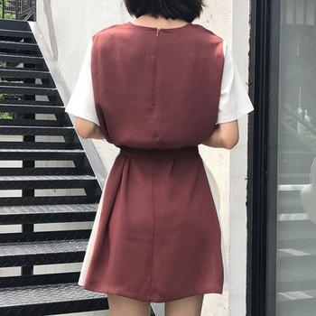 Απαλό γυναικείο φόρεμα μικρού ύφους