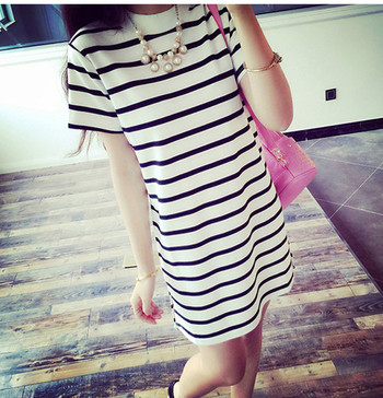 Rochie sport de dama in dungi in doua modele potrivita pentru utilizarea de zi cu zi