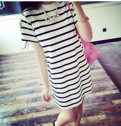 Rochie sport de dama in dungi in doua modele potrivita pentru utilizarea de zi cu zi