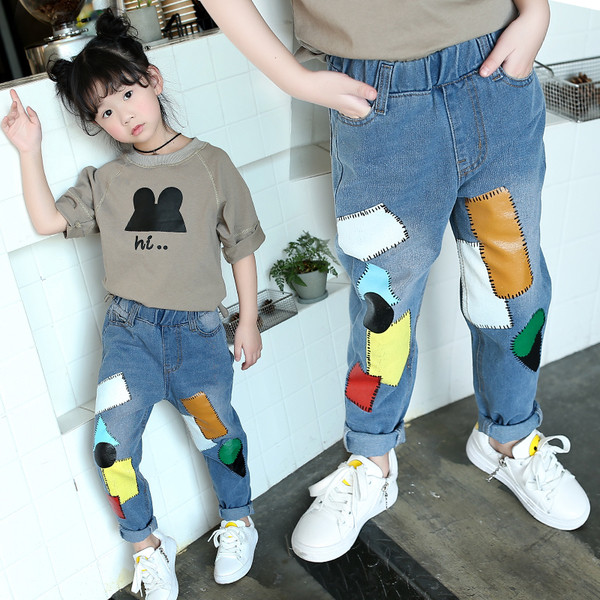 Blugi copii pentru fete de culoare deschisa cu motive colorate