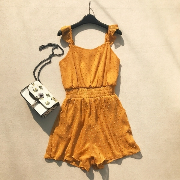 Nyári rövid női jumpsuit rózsaszín, sárga, fehér és fekete pántokkal