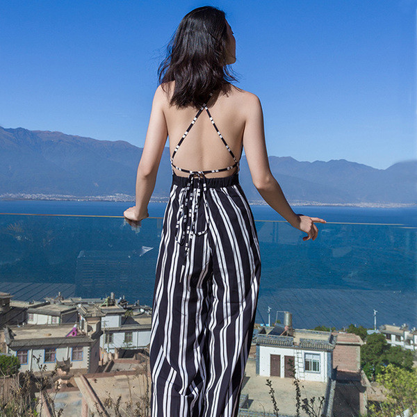 Μοντέρνες καλοκαιρινές φόρμες με μια γυμνή πλάτη