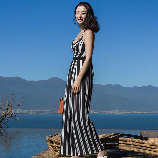 Μοντέρνες καλοκαιρινές φόρμες με μια γυμνή πλάτη