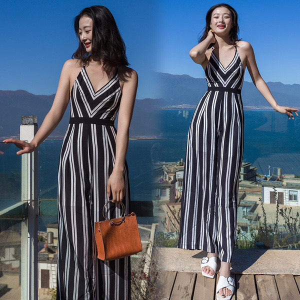 Μοντέρνες καλοκαιρινές φόρμες με μια γυμνή πλάτη