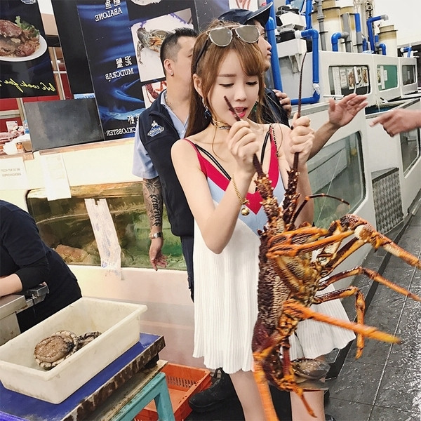 Nyári éteri női ruha fehér színben, mély nyakkivágással