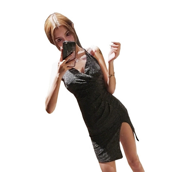 Elegáns, fényes női ruha látványos hátrésszel