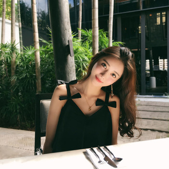 Κομψό μαύρο γυναικείο φόρεμακατάλληλο για τη καθημερινή ζωή