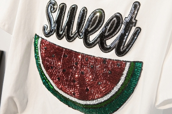 Γυναικεία μακρύ μπλούζα σε δύο χρώματα με κουκούλα και πούλιες 