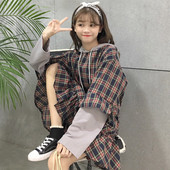 Αθλητικό γυναικείο φόρεμα σε ευρύ μοντέλομε μακριά μανίκια και κουκούλα