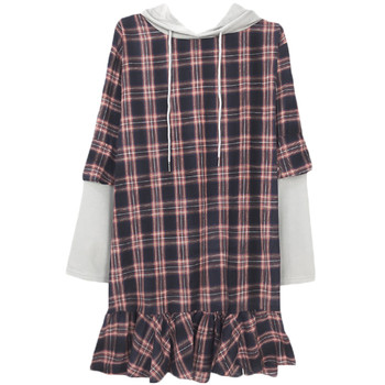 Αθλητικό γυναικείο φόρεμα σε ευρύ μοντέλομε μακριά μανίκια και κουκούλα