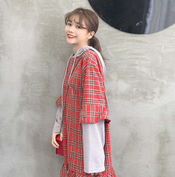 Αθλητικό γυναικείο φόρεμα σε ευρύ μοντέλομε μακριά μανίκια και κουκούλα