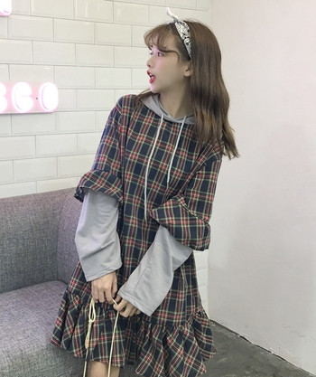 Αθλητικό γυναικείο φόρεμα σε ευρύ μοντέλομε μακριά μανίκια και κουκούλα