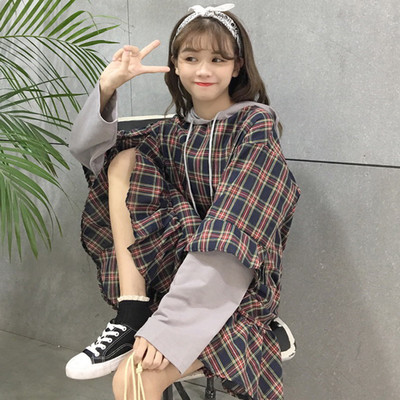 Αθλητικό γυναικείο φόρεμα σε ευρύ μοντέλομε μακριά μανίκια και κουκούλα