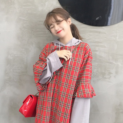 Αθλητικό γυναικείο φόρεμα σε ευρύ μοντέλομε μακριά μανίκια και κουκούλα