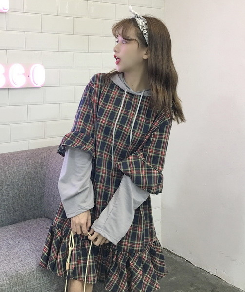 Αθλητικό γυναικείο φόρεμα σε ευρύ μοντέλομε μακριά μανίκια και κουκούλα