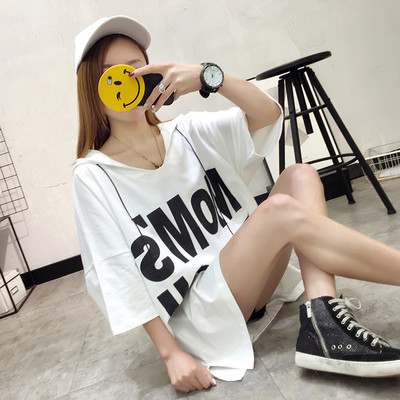 Γυναικείο μακρύ μπλουζάκι σε τρισδιάστατο σχέδιο με επιγραφή και κουκούλα