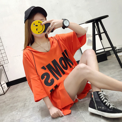 Γυναικείο μακρύ μπλουζάκι σε τρισδιάστατο σχέδιο με επιγραφή και κουκούλα